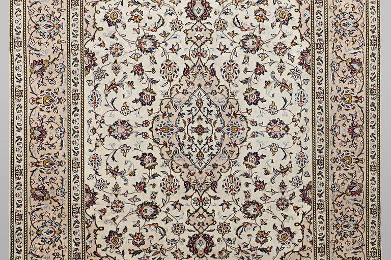 A carpet, Kashan, ca 298 x 197 cm.