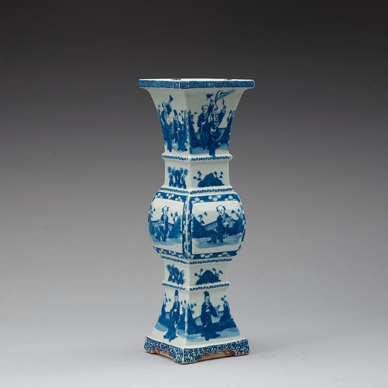 A blue and white vase, late Qing dynasty, 19th century.