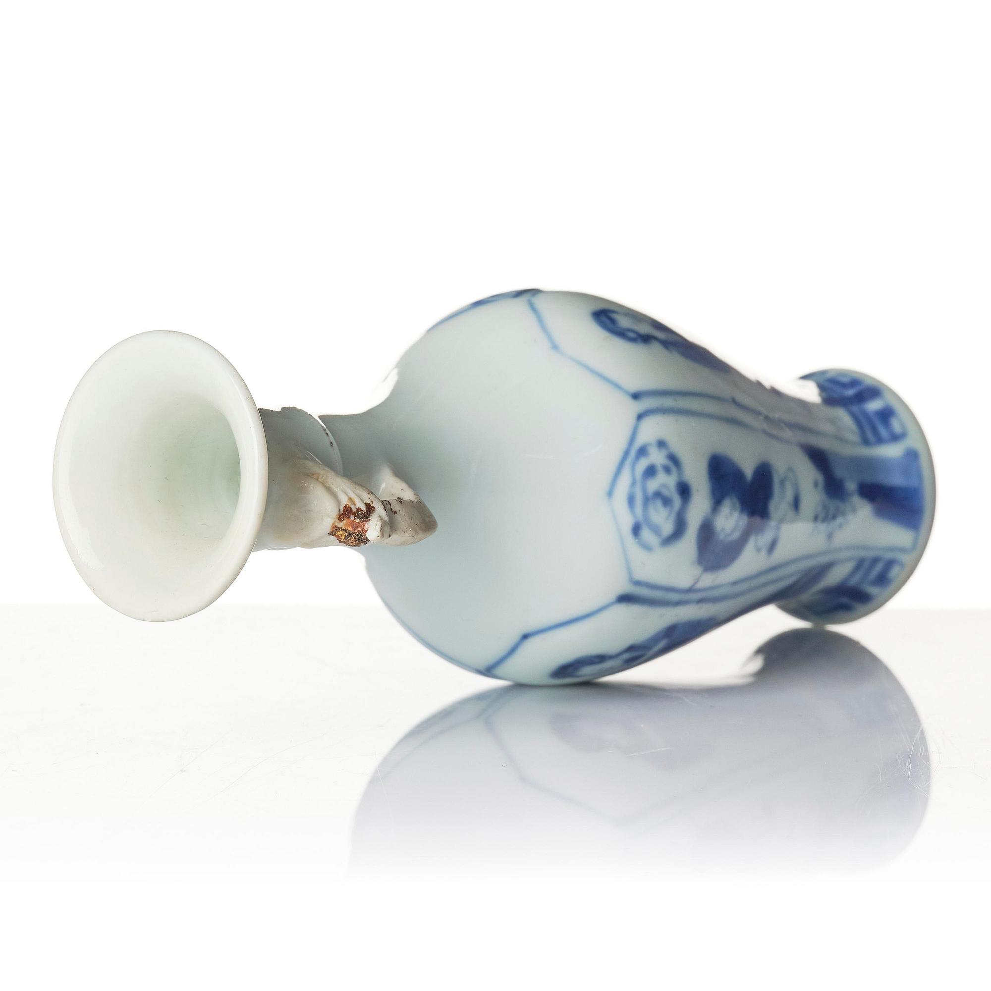 Two blue and white 'lange lisen' vases and a ewer, Qing dynasty, Kangxi (1662-1722).