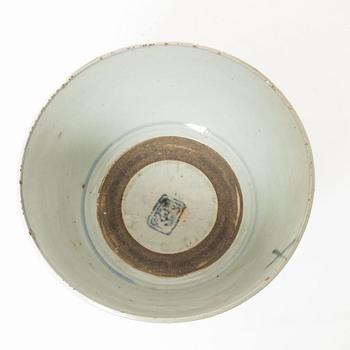 A Southeast Asian porcelain bowl, 19th century.