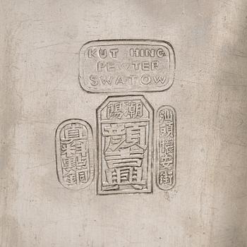 Skrin, tenn, stämplad Kut Hing Pewter, Swatow. Kina tidigt 1900-tal.