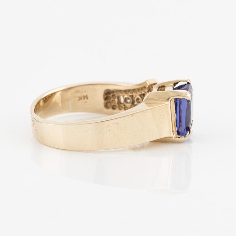 Ring, 14K gold with tanzanite and small brilliant-cut diamonds.