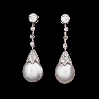 1044. ÖRHÄNGEN, orientaliska droppformade pärlor, ca 7,8 mm, med antik- och rosenslipade diamanter. 1920-tal.