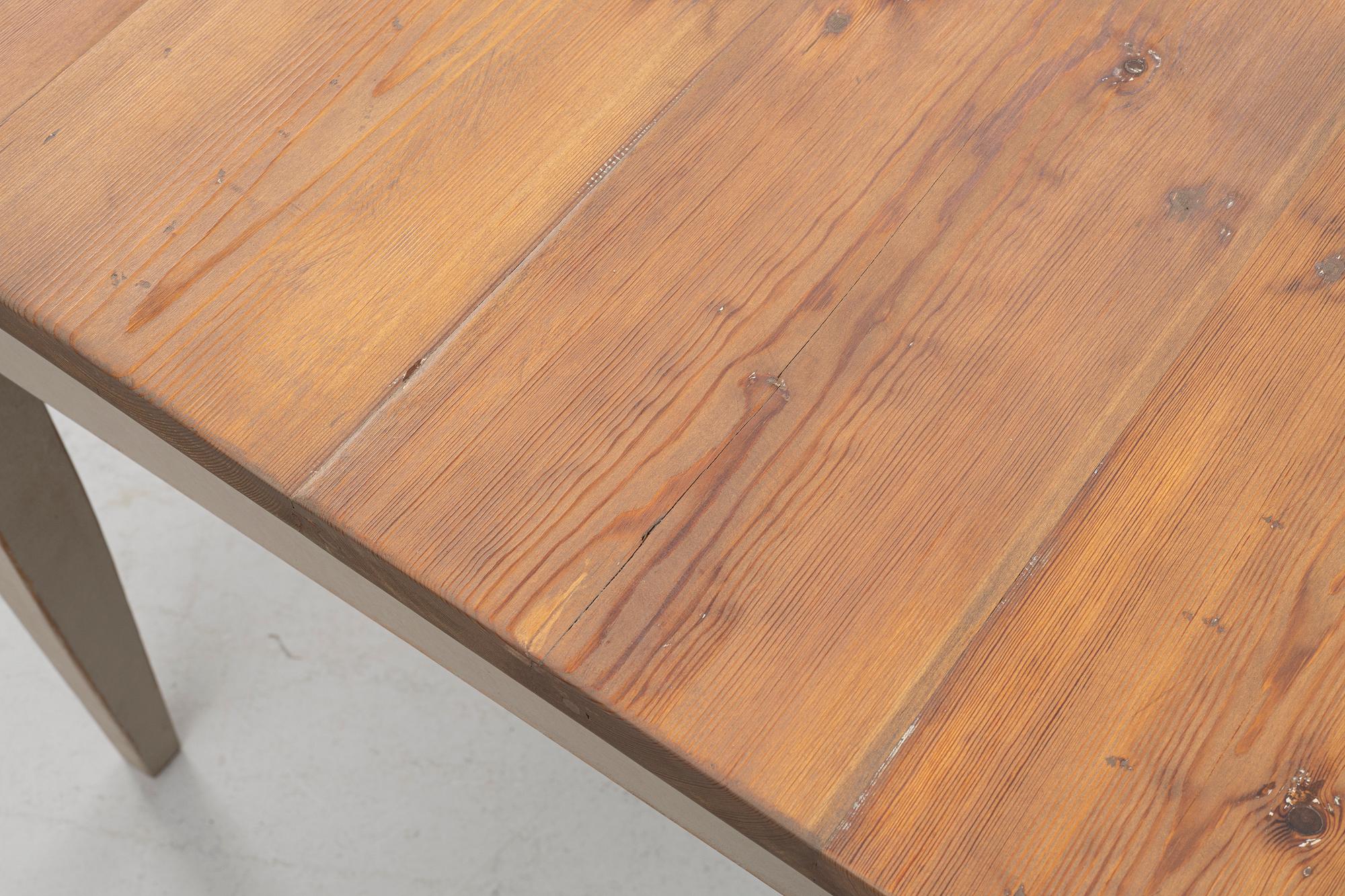 Matbord, samtida tillverkning.