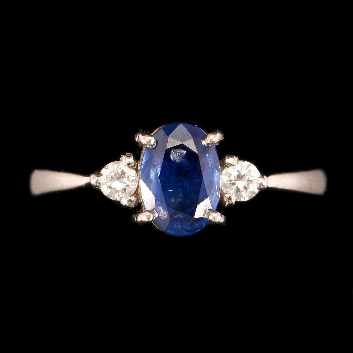 RING, 18k vitguld med safir och briljantslipade diamanter. Vikt 3g.