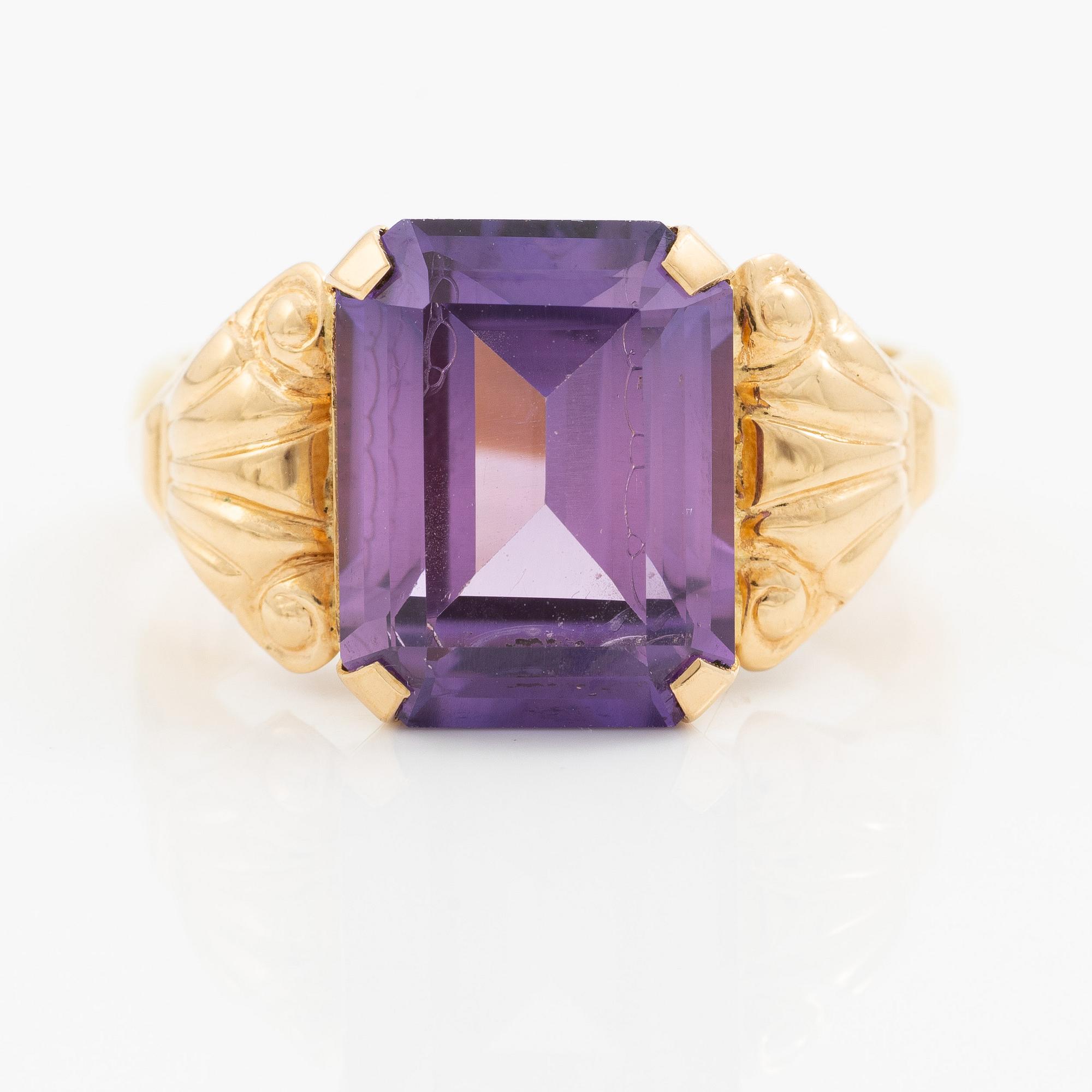 Ring 23K gold with synthetic stone.