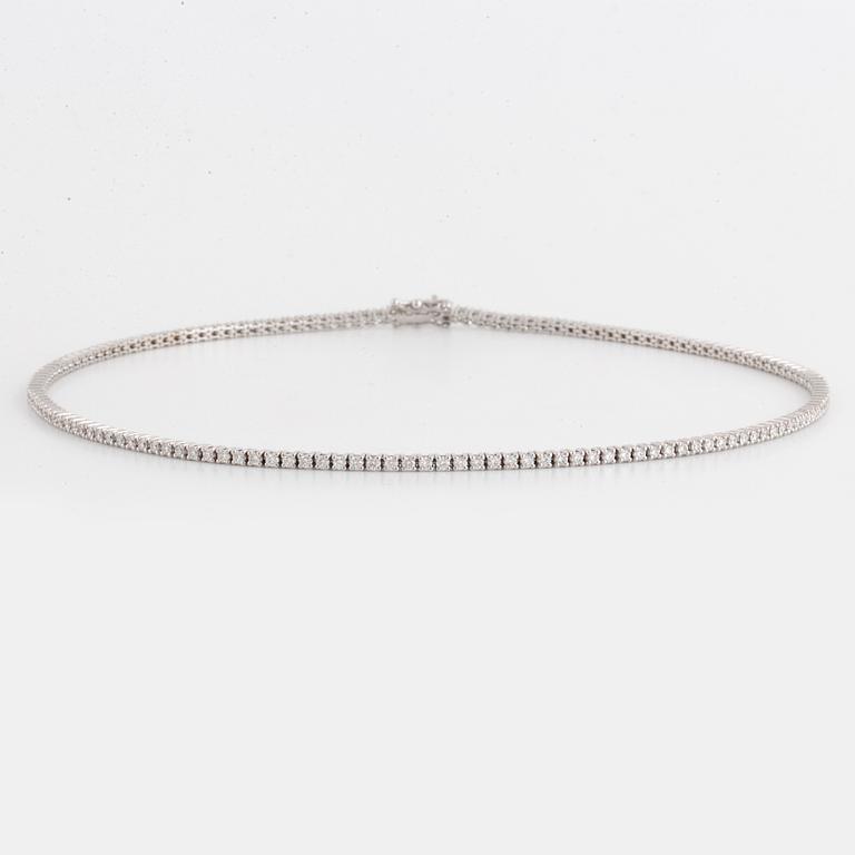 Brilliant-cut diamond tennis bracelet.