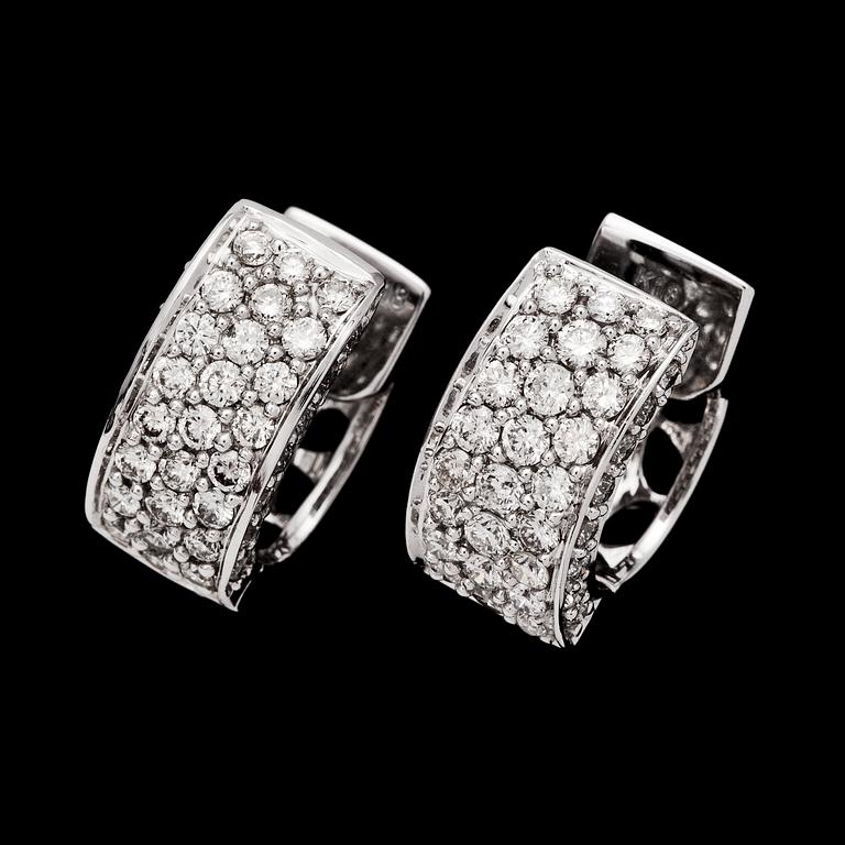 A pair of brilliant cut diamond earrings, tot. 1.01 cts.