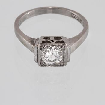 RING, 18K vitguld med äldre briljantslipad diamant, 0.70 ct, stämplad WKN, Göteborg 1956. Vikt 4,8 g.