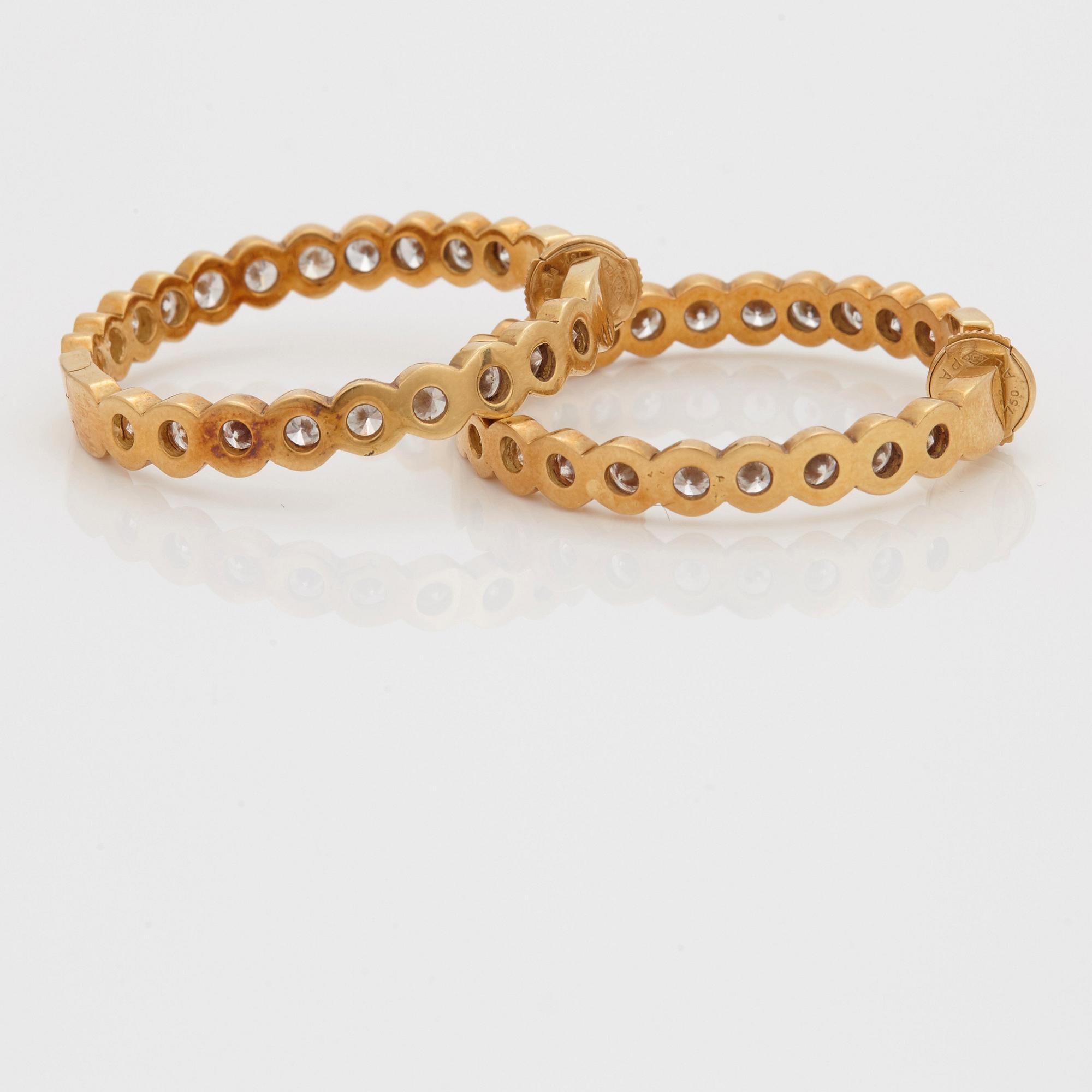 A PAIR OF EARRINGS.
