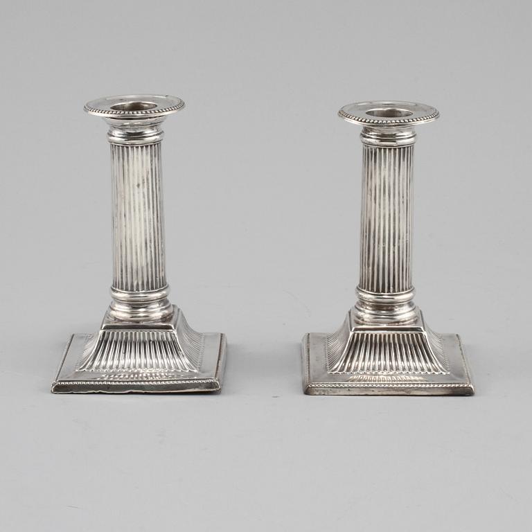 LJUSSTAKAR, ett par, silver, Sheffield, England, 1898.