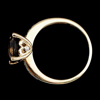 RING, 14 k guld, bruntonad kvarts samt mindre diamanter.