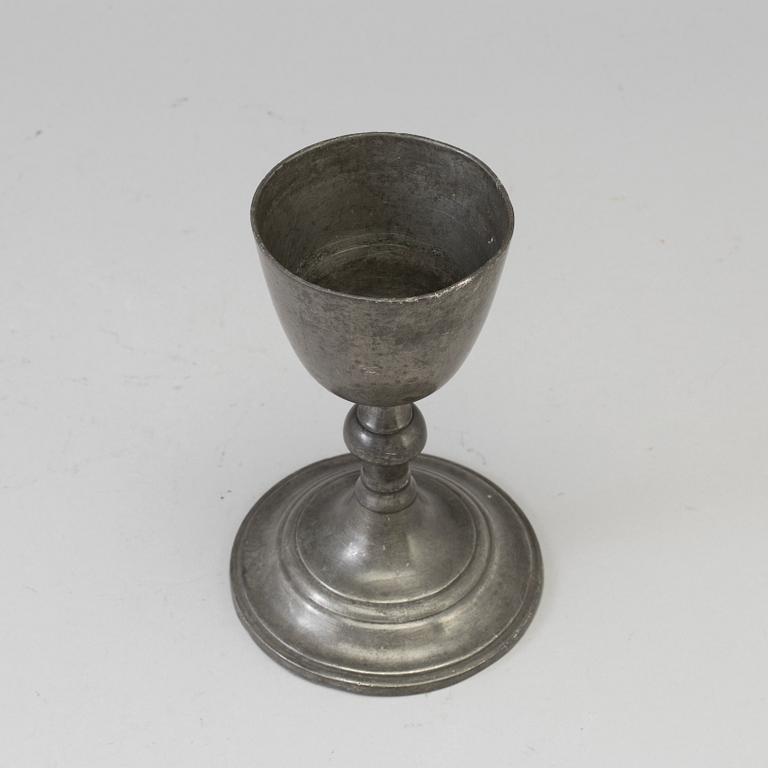 AN 18TH CENTURY PEWTER CHALICE.