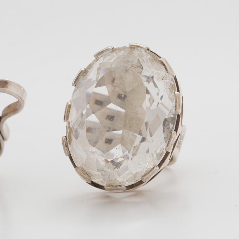 RINGAR, 3 st, varav en med oval bergkristall och lila sten.