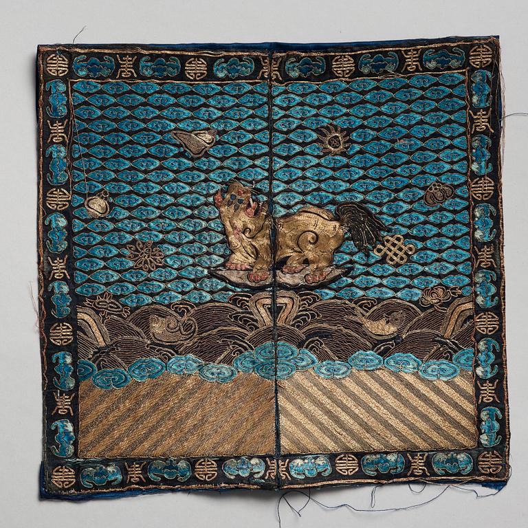 ÄMBETSMANNA INSIGNIA (BUZI), tre stycken, kesi och broderat siden. Qingdynastin, omkring 1900.