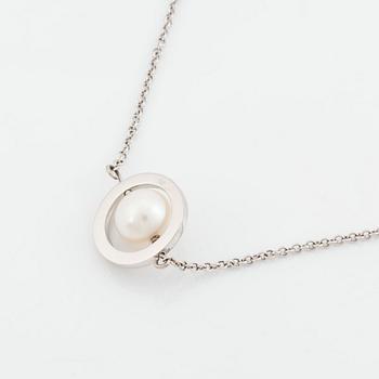 18K white gold, cultured pearl and brilliant cut diamond necklace.