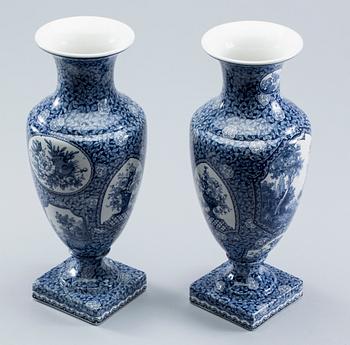 VASER, ett par, flintgods, omkring 1900.