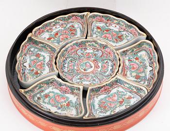 CABARET, 7+1 delar, porslin, kantonpalett, Kina, 1900-talets sista kvartal.