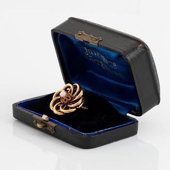 Gold and pearl brooch.