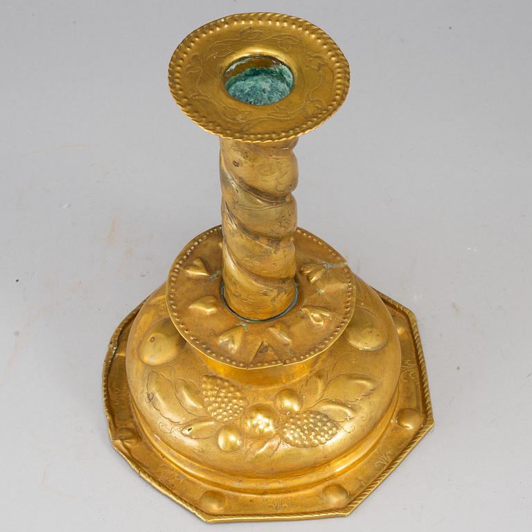 A brass candlestick, 17th/18th century.