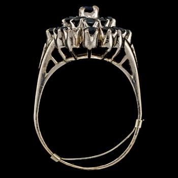 RING, 18k vitguld med 19 fasettslipade blå safirer, 1900-talets sista kvartal. Vikt 5 g.