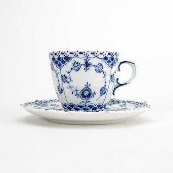 A Musselmalet 25 pcs porcelain service Royal Copenhagen Denmark 1870-1984.