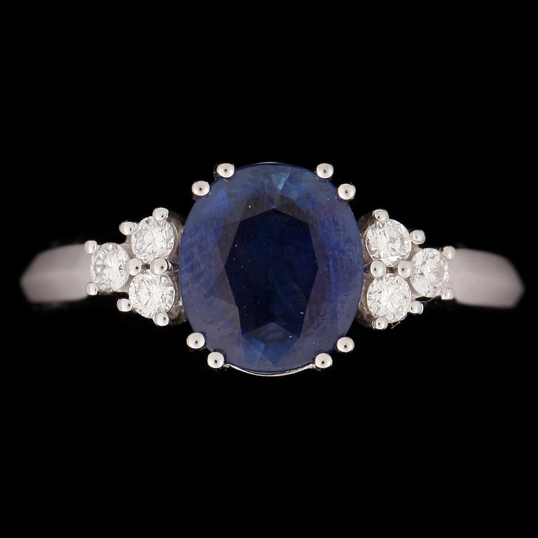 RING, 18k vitguld med safir 2,26ct och diamanter tot 0,20ct. Vikt ca 4,8 gram.