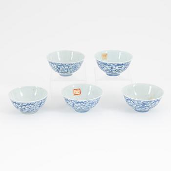 A group of 5 Chinese porcelain 'Lotus' bowls, late Qing dynasty, around the year 1900.