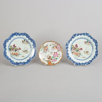 A pair of famille rose dishes and a dessert plate, Qing dynasty, Qianlong (1736-95).