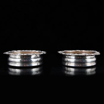 COASTER, ett par, nysilver, 1800-talets slut.