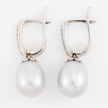 Earrings 18K white gold with cultured freshwater pearls and brilliant-cut diamonds.