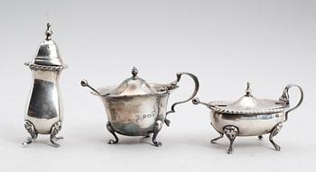 SENAPSKAR, 2 st samt PEPPARSTRÖARE, silver, bl a England. Vikt ca 129 gram.