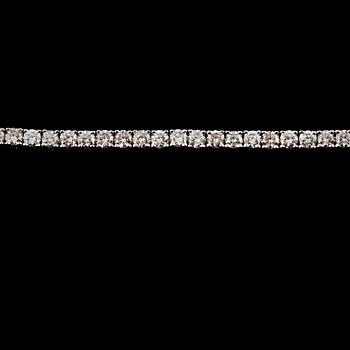 ARMBAND, 18k vitguld med 74 briljantslipade diamanter, 4.03 ct. Vikt 11 g.