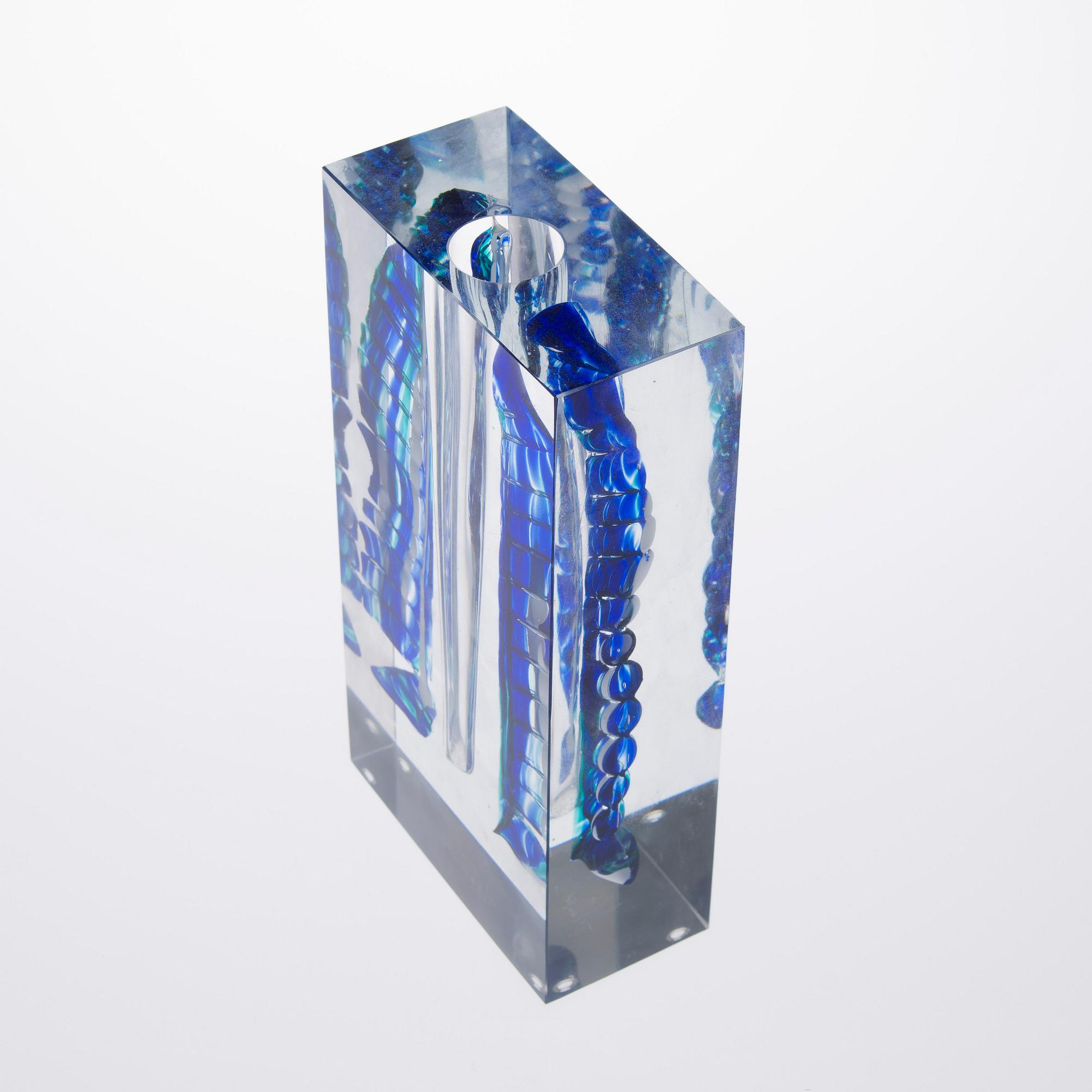 TAIDELASIESINE. Otydlig signatur. 1900-talets andra hälft.