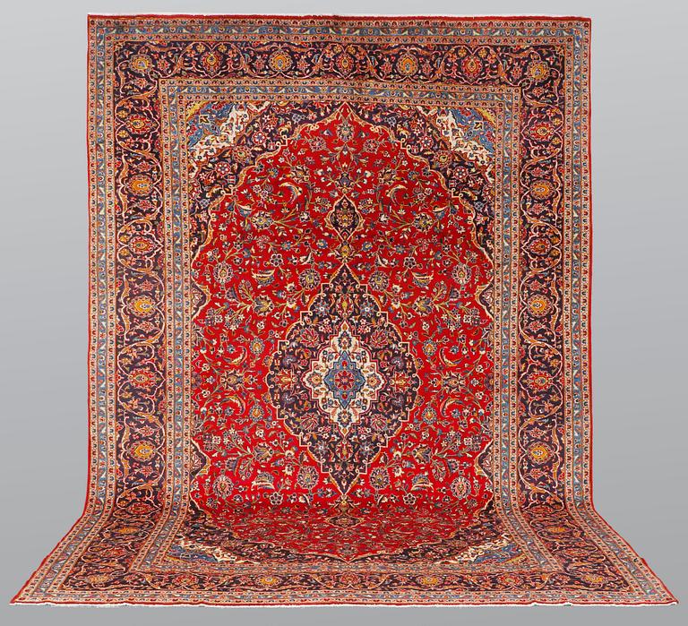 A carpet, Kashan, ca 435 x 293 cm.