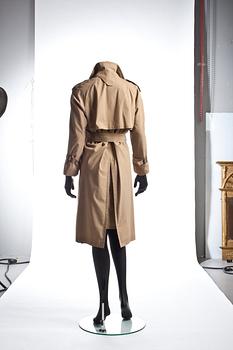 ROHDI HEINTZ, a beige trenchcoat.