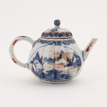 A Chinese imari teapot, Qing dynasty, early 18th Century.