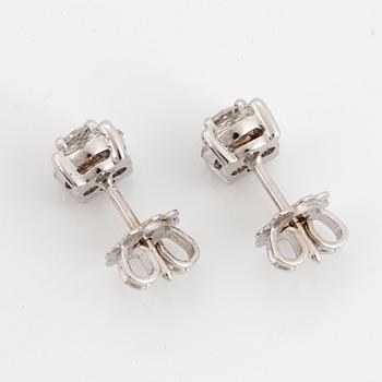ÖRHÄNGEN, med briljantslipade och navettslipade diamanter.