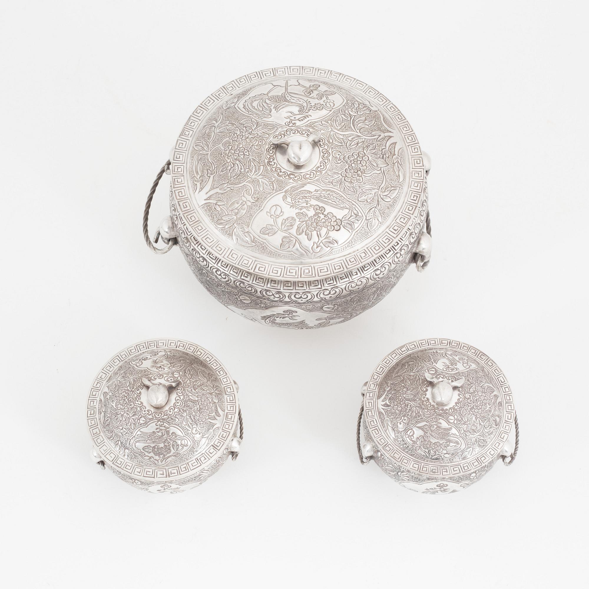 Askar med lock, 3 st, silver. Qingdynastin, Kina, omkring 1900.