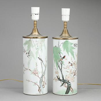 BORDSLAMPOR/VASER, ett par, porslin, Kina, 1900-tal.