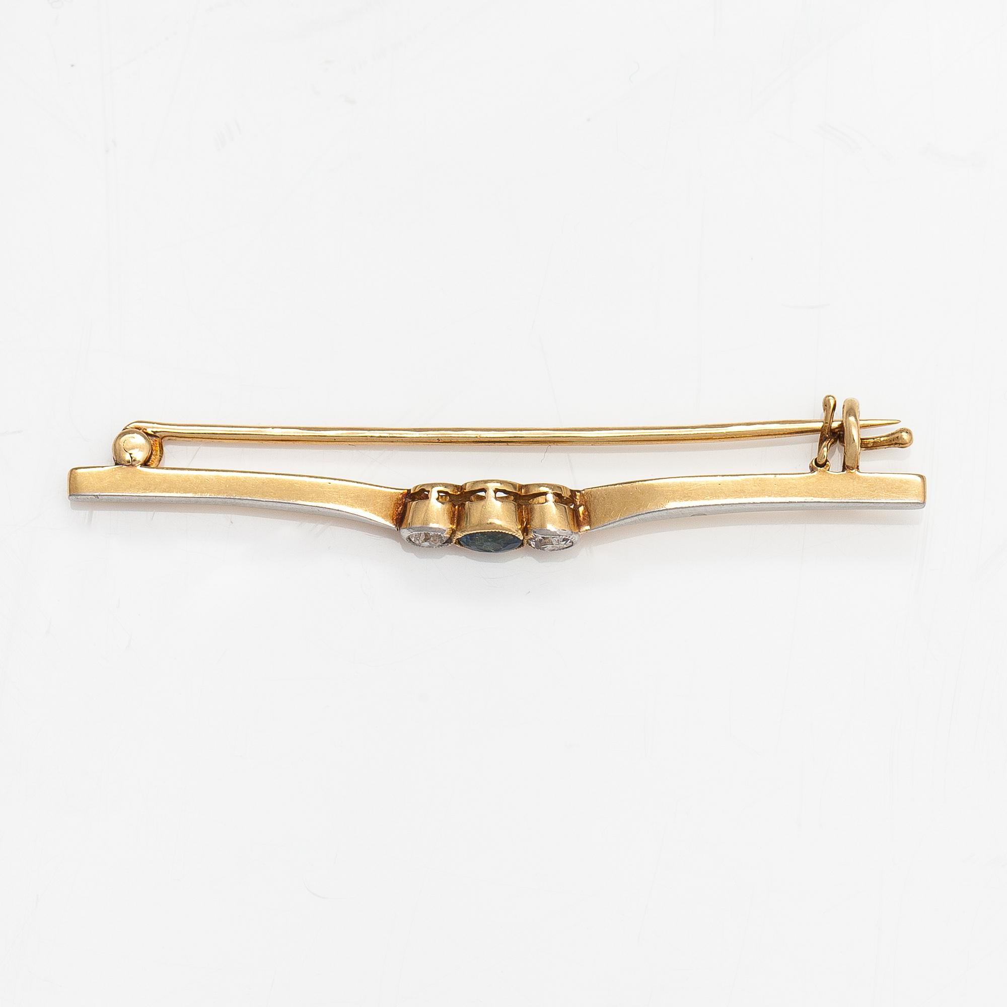 A 17-18K gold brooch with a sapphire and old-cut diamonds ca. 0.40 ct in total.