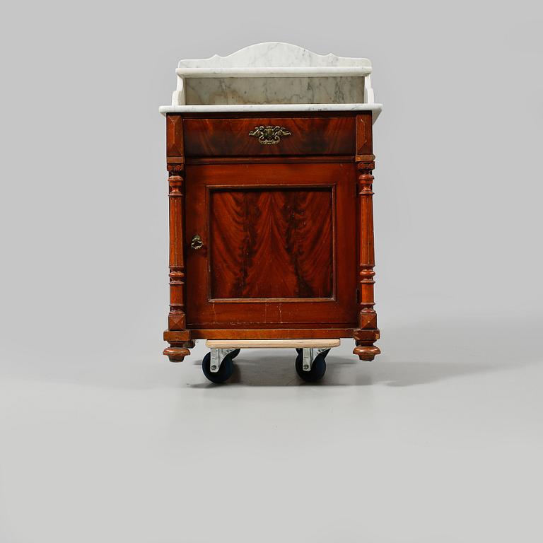 KOMMOD, nyrenässans, 1800-talets slut.