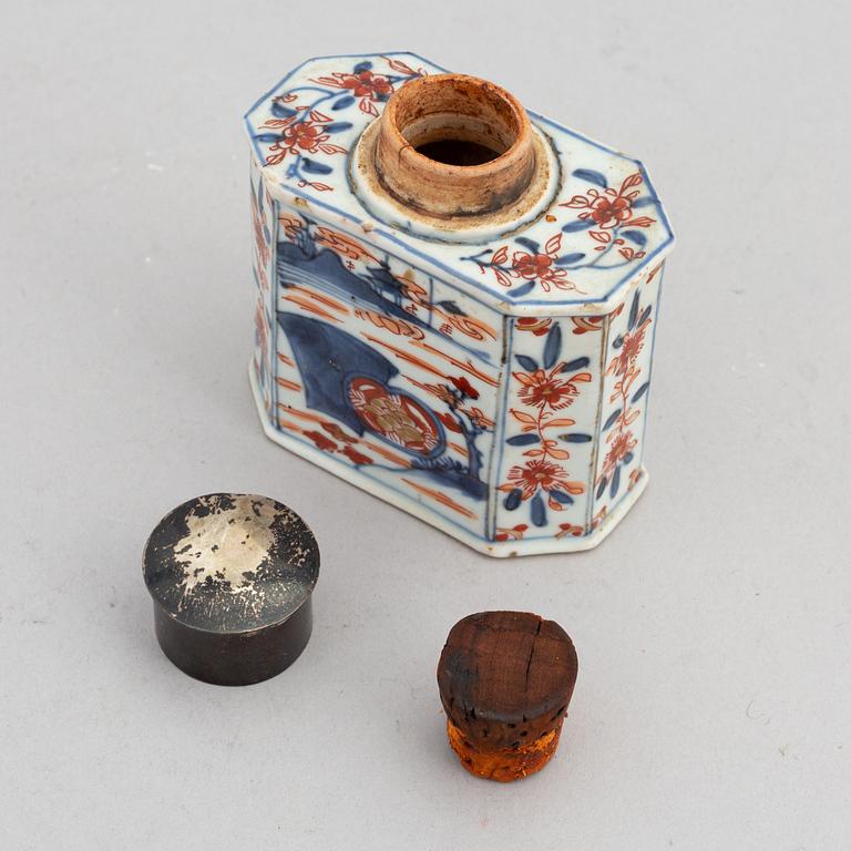 An Chinese 'Imari' porcelain tea caddy, Qing dynasty, Kangxi (1662-1722).