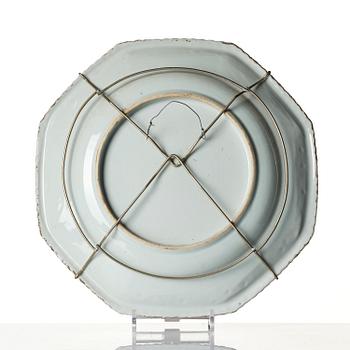 A large iron red decorated 'pie-crust' dish, Qing dynasty, Kangxi (1662-1722).