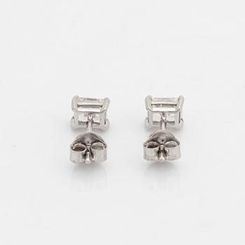 Örhängen med radiantslipade diamanter totalt 1,01 ct, med GIA dossier.