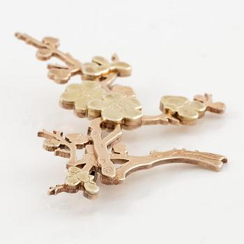 Wiwen Nilsson, brosch, i form av en kvist, förgyllt sterlingsilver, Lund 1969.