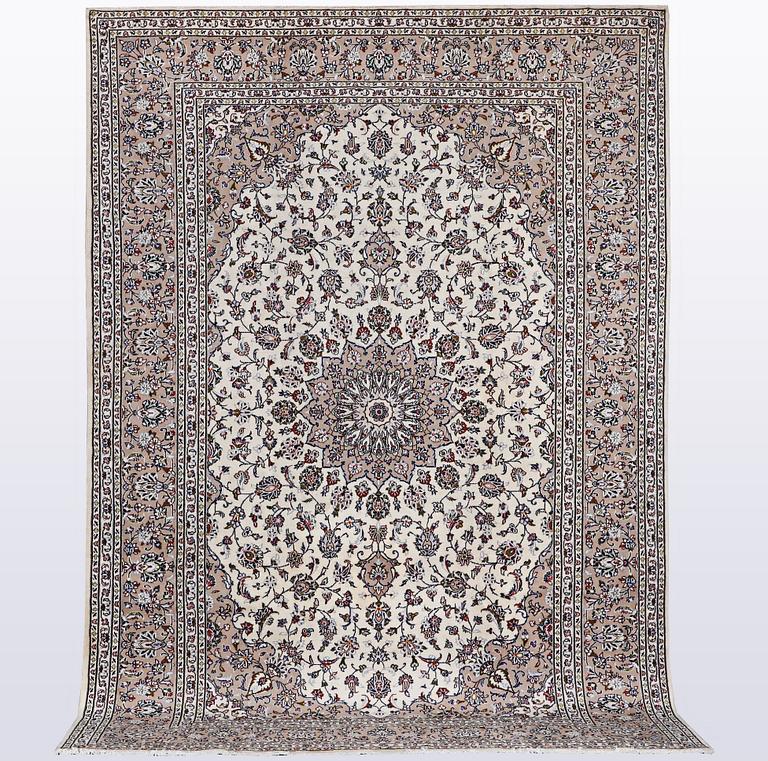 A carpet, Kashan, ca 368 x 245 cm.