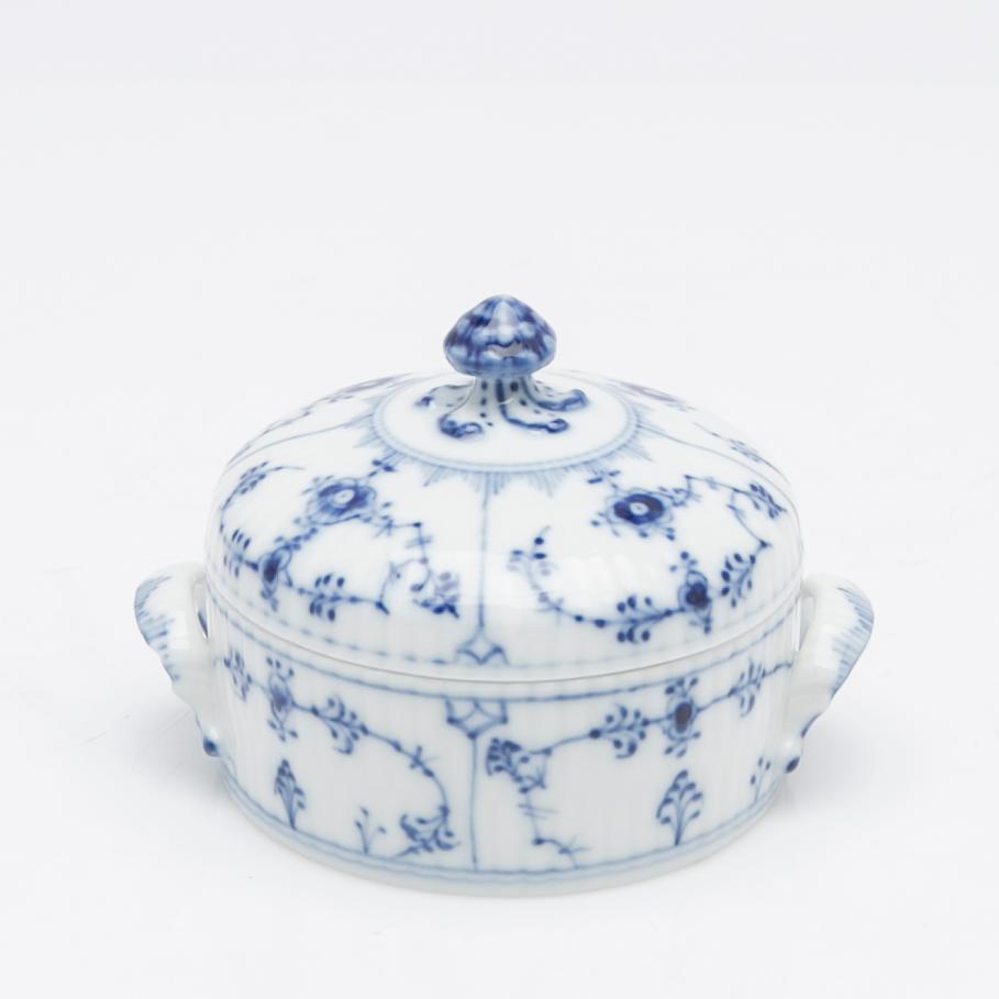 Royal Copenhagen, Service pieces, 20 pieces, porcelain, "Musselmalet helblond and halvblond", Denmark.
