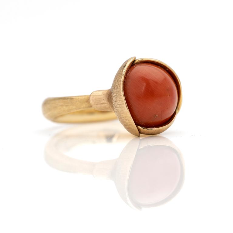 Ole Lynggaard, ring, "Lotus Ring 2", med cabochonslipad korall i 18k rött guld och rosé guld, design Charlotte Lynggaard.