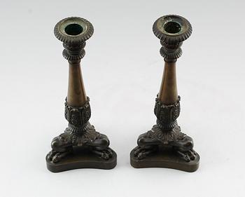LJUSSTAKAR, 1 par, patinerad brons, senempire, 1800-talets första hälft.